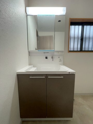 四条畷市砂1丁目の独立洗面台|【同社施工例】※類似同仕様です。開口部のデザインや位置等のデザインが異なります。
