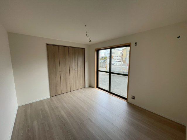 四条畷市砂1丁目の洋室|【同社施工例】※類似同仕様です。開口部のデザインや位置等のデザインが異なります。
