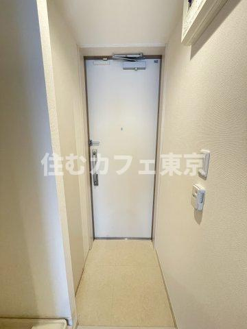リブリ・ラヴィアンローズ・国立の玄関|白を基調にした玄関です※別部屋写真