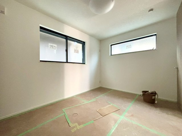 練馬区小竹町1丁目　新築戸建の洋室|2026.04.18撮影

現地ご見学希望・資料請求などお気軽にお問い合わせ下さい！
03-5990-5201