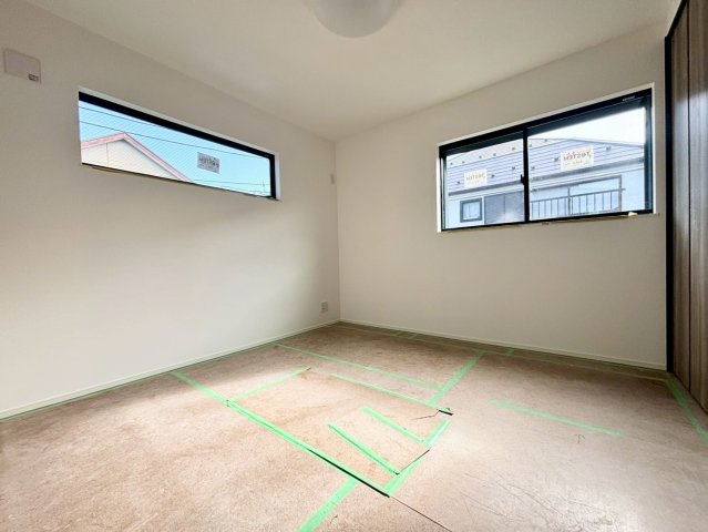 練馬区小竹町1丁目　新築戸建の洋室|2026.04.18撮影

現地ご見学希望・資料請求などお気軽にお問い合わせ下さい！
03-5990-5201