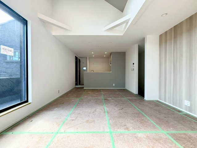 練馬区小竹町1丁目　新築戸建の居間・リビング|2026.04.18撮影

現地ご見学希望・資料請求などお気軽にお問い合わせ下さい！
03-5990-5201