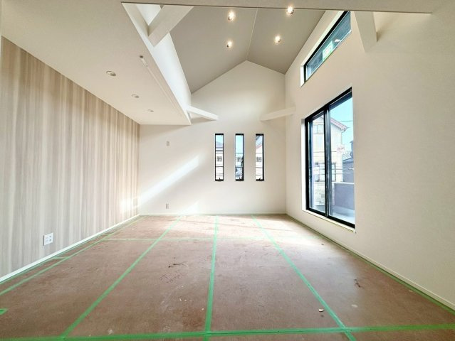 練馬区小竹町1丁目　新築戸建の居間・リビング|2026.04.18撮影

現地ご見学希望・資料請求などお気軽にお問い合わせ下さい！
03-5990-5201