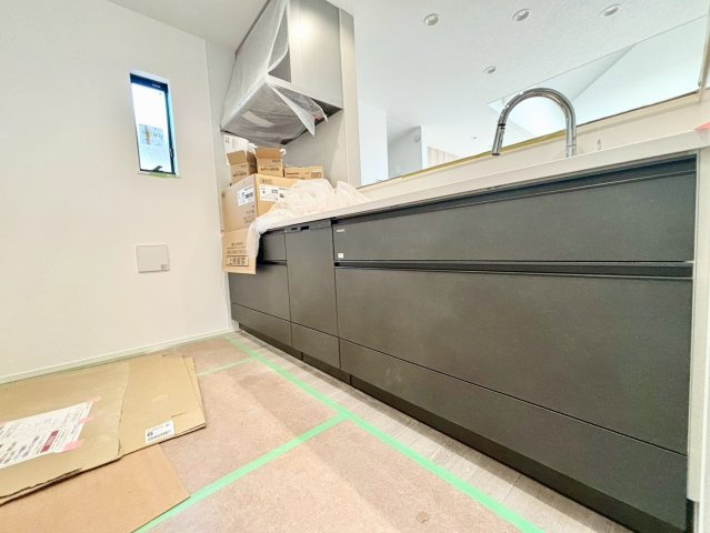 練馬区小竹町1丁目　新築戸建のキッチン|2026.04.18撮影

現地ご見学希望・資料請求などお気軽にお問い合わせ下さい！
03-5990-5201