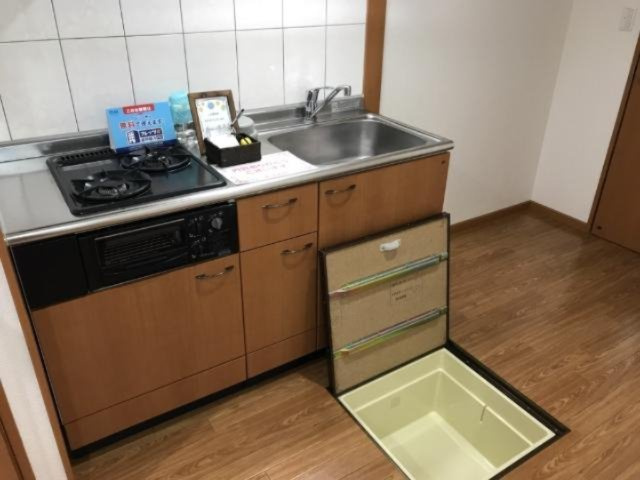 エクセレンスハイム仁田駅前のキッチン|床下収納あり