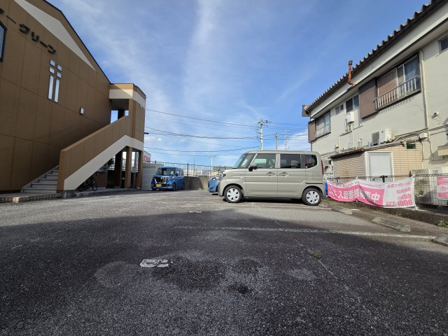 エヴァーグリーンの駐車場