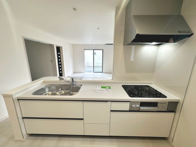 平尾　新築分譲住宅　全３区画のキッチン|【３口コンロのシステムキッチンです】対面式を採用したキッチンですので、リビングで寛ぐご家族をいつも感じられます！会話を楽しみながら家事ができますね♪