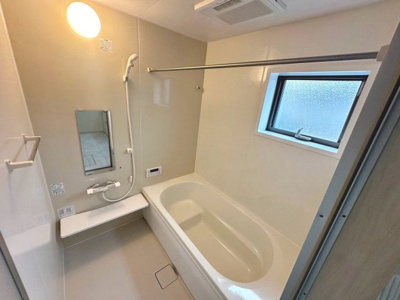 【外観】 | 平尾　新築分譲住宅　全３区画 | 【浴室暖房乾燥機付いてますよ♪】一坪以上の浴室でのびのび一日の疲れを癒して下さいね！浴室に窓が付いているので、換気ができて湿気やカビ防止になりますよ♪