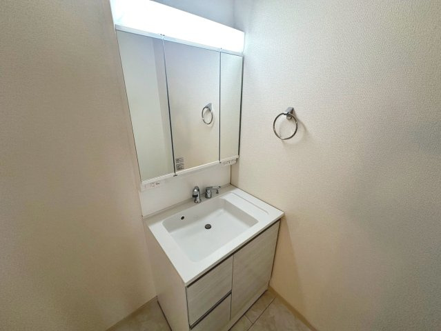 平尾　新築分譲住宅　全３区画の独立洗面台|ゆとりのある洗面室ですよ！朝の身支度もスムーズにできますね！