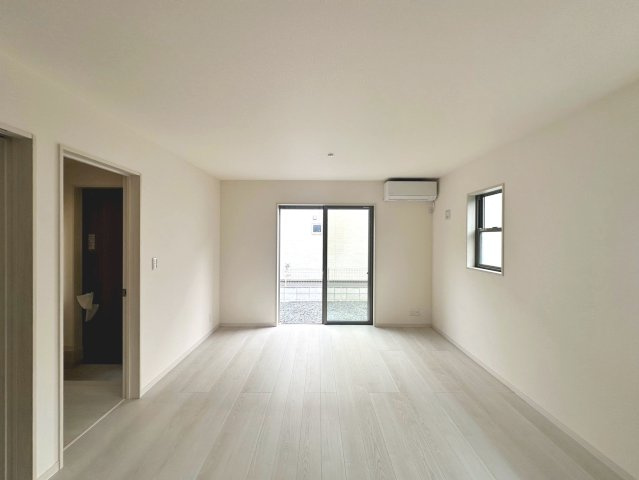 平尾　新築分譲住宅　全３区画の居間・リビング|２４時間換気システム！窓を開けなくても外気の空気を室内に入れ、室内の空気を外に排出してくれるのでいつでも快適な室内です♪