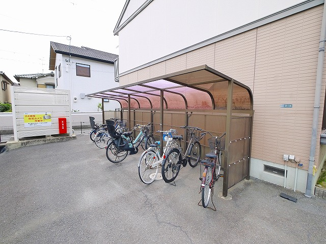 アルカディアＡ・Ｂのその他共用部分|屋根付き駐輪場です