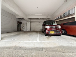 【駐車場】 | マンションの駐車場スペース。空きの有無や駐車料金、サイズ規定などについては、改めてお問い合わせください。～即日のご見学可能～　お問合せはお気軽にどうぞ。