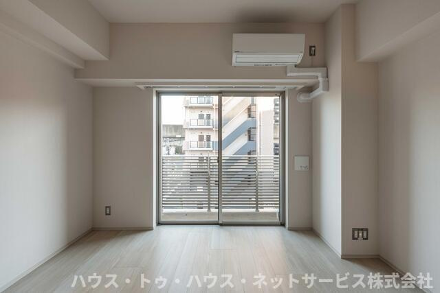 ART APARTMENT IN Ootaka-no-Mori の居間・リビング