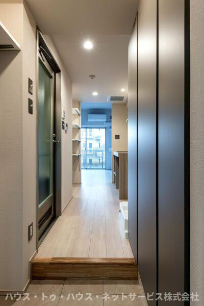 ART APARTMENT IN Ootaka-no-Mori の玄関