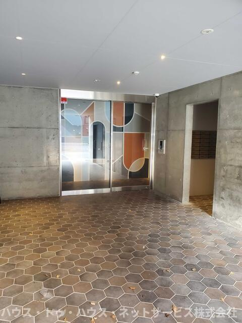 ART APARTMENT IN Ootaka-no-Mori のエントランス