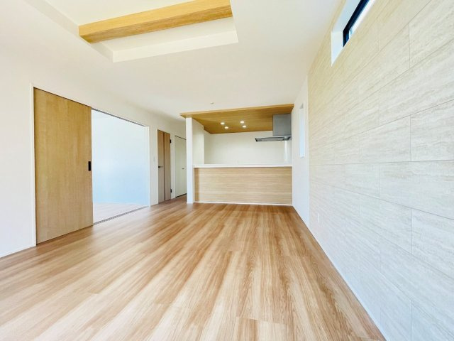岡崎市赤渋町4期　新築分譲住宅　全1棟　1号棟の居間・リビング|折り上げ天井で広々とした開放感あるリビング♪