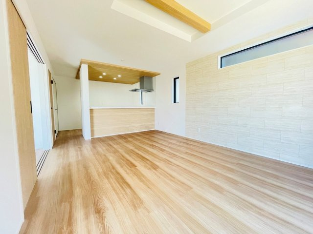 岡崎市赤渋町4期　新築分譲住宅　全1棟　1号棟の居間・リビング|どこにいても家族の顔が見える、明るく開放的なLDK。