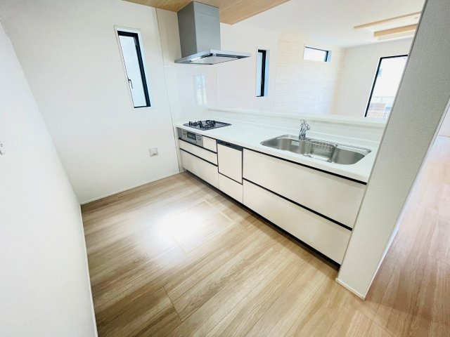 岡崎市赤渋町4期　新築分譲住宅　全1棟　1号棟のキッチン|広いシステムキッチンでお子様と一緒にお料理もできます。