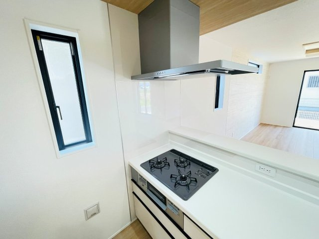 岡崎市赤渋町4期　新築分譲住宅　全1棟　1号棟のキッチン|便利な3口コンロ。