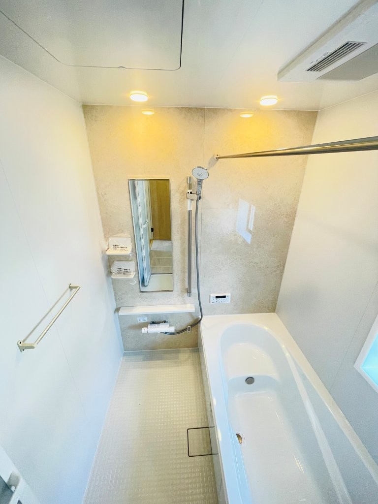 岡崎市赤渋町4期　新築分譲住宅　全1棟　1号棟の浴室|１坪タイプのユニットバス！浴槽は断熱材入りでお湯が冷めにくいです♪浴室乾燥機で梅雨の時期は洗濯物を乾かせます！