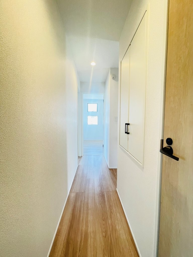 岡崎市赤渋町4期　新築分譲住宅　全1棟　1号棟のその他共用部分|2階廊下にも便利な収納付き♪