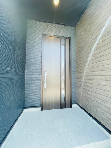 岡崎市赤渋町4期　新築分譲住宅　全1棟　1号棟の玄関|玄関ポーチがあるので、雨の日でも濡れることがなくドアの開け閉めができます。