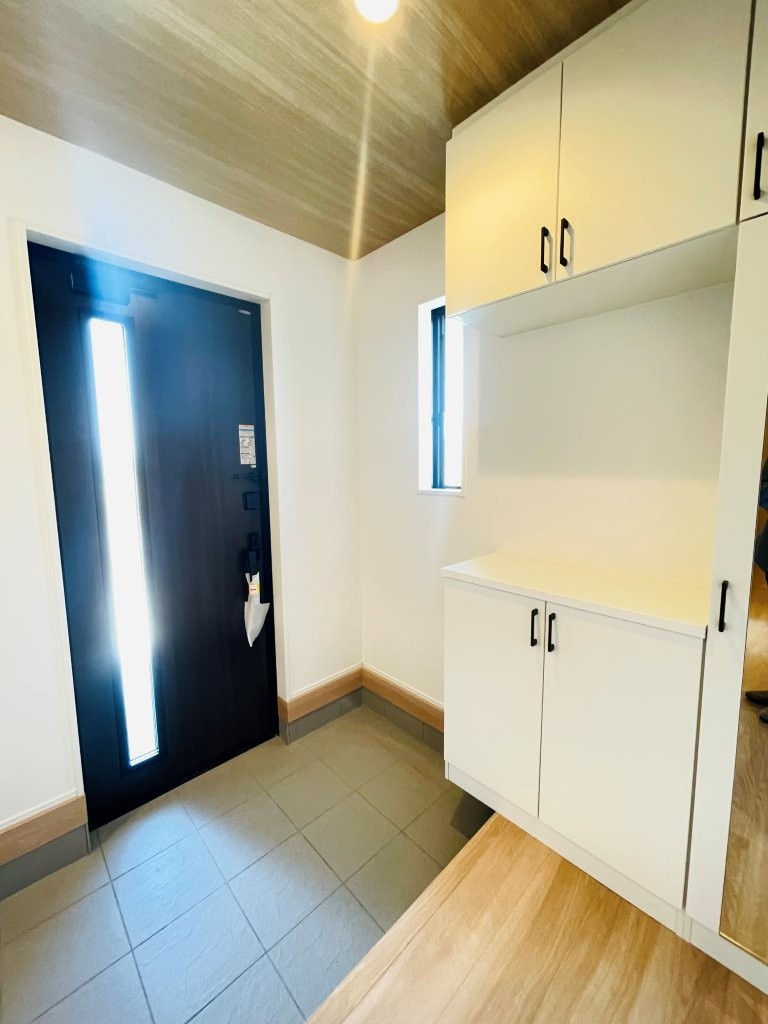 岡崎市赤渋町4期　新築分譲住宅　全1棟　1号棟の玄関|大容量のシューズボックス付きで玄関が靴で散らかりません。