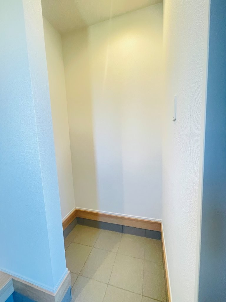 岡崎市赤渋町4期　新築分譲住宅　全1棟　1号棟の玄関|玄関に広い収納スペースがあり、ベビーカーなどの置き場所に困りません。