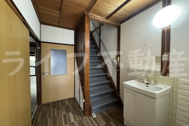 下小阪5丁目　貸家の玄関|収納もある玄関です