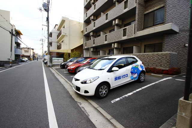 ハイツリリアンの駐車場