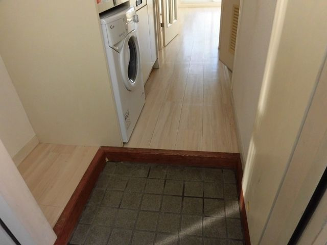 浦安市北栄４丁目のアパートの玄関