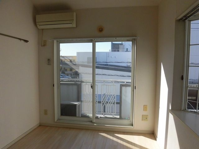 浦安市北栄４丁目のアパートの居間・リビング