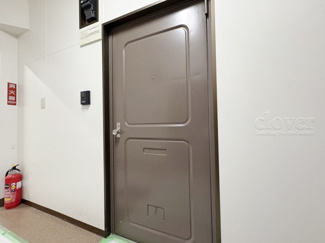 【その他共用部分】 | 皆様をお迎えする、お部屋の玄関ドア。開けやすさや開放角度、ドアノブの操作しやすさや鍵の形状などを、現地で一度ご確認ください。～即日のご見学可能～　お問合せはお気軽にどうぞ。