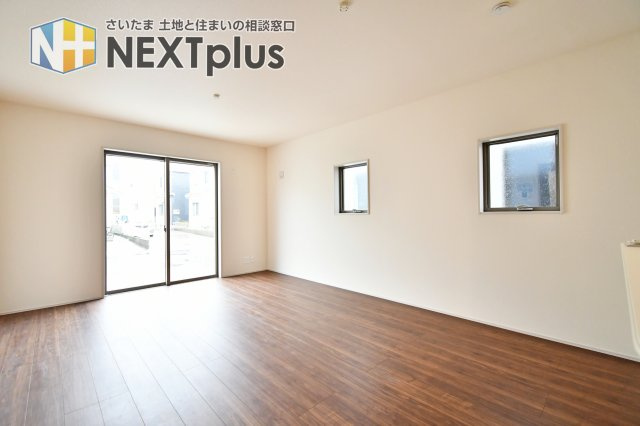 さいたま市岩槻区南辻第3　全8棟の居間・リビング|南西向きの大きな窓から豊かな採光が降り注ぐリビング。白を基調とした壁紙が光を拡散し、お部屋全体をより明るく広く見せます。お好みのインテリアが映える、シンプルで飽きのこないデザインが魅力です。