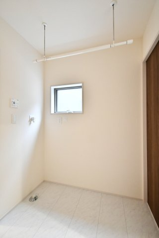 さいたま市岩槻区南辻第3　全8棟のランドリースペース|「洗う・干す・畳む」が1ヶ所で完結する便利なランドリールーム。ホスクリーン付きで雨の日の部屋干しもスムーズです。家事動線をコンパクトに集約することで、忙しい毎日に時間と心のゆとりをもたらします。