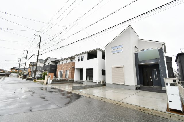 さいたま市岩槻区南辻第3　全8棟の前面道路含む現地写真|南西側6m公道に面した、開放感あふれるロケーション。車2台を並列で駐車しても余裕があり、運転が苦手な方でも安心・スムーズに出し入れ可能です。陽当りの良さと利便性を兼ね備えています。