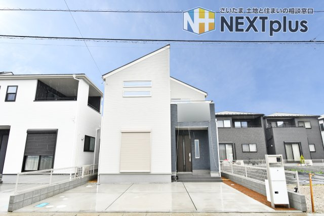 さいたま市岩槻区南辻第3　全8棟の外観|スタイリッシュな片流れ屋根が目を引く外観。並列2台駐車可能なゆとりあるカースペースが魅力です。長期優良住宅認定物件で、永く安心して暮らせる住まい。陽当り良好な南道路に面し、明るい生活が叶います。
