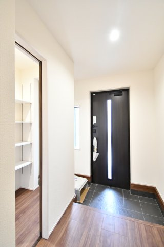 さいたま市岩槻区南辻第3　全8棟の玄関|シックな黒の玄関ドアが空間を引き締める、気品漂うエントランス。大容量のシューズインクローゼット付きで、ベビーカーやアウトドア用品もスッキリ片付き、常に美しい玄関でお客様を迎えられます。