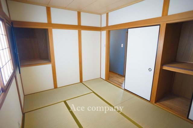 【寝室】 | 東大阪市稲田本町2丁目 | 【3階：和室6帖】押し入れ完備です♪