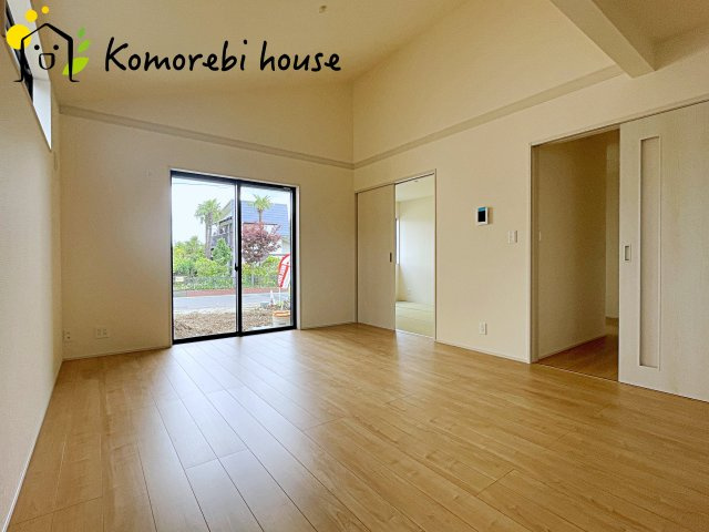 さいたま市西区二ツ宮　新築一戸建て　リーブルガーデン　02の居間・リビング|ゆったりとした居間です