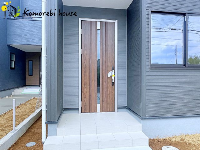 さいたま市西区二ツ宮　新築一戸建て　リーブルガーデン　02の玄関|きれいな玄関です