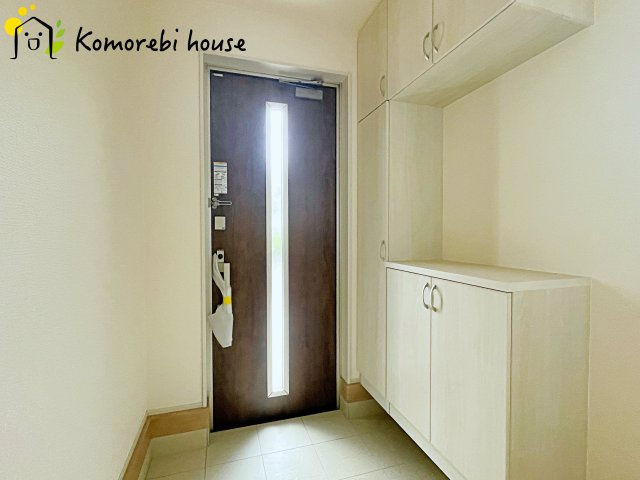 さいたま市西区二ツ宮　新築一戸建て　リーブルガーデン　02の玄関|ゆったりとした玄関です