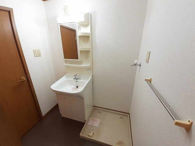 ラポレⅠの洗面所|ゆったりとスペースのある洗面所