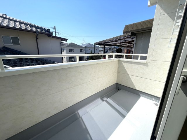 新築飯倉戸建てのバルコニー|幅が広くクリーンな印象のバルコニー☆
大きなバルコニーは柔らかい風を運んできます…♪
洗濯物もたくさん干せそうですね！
