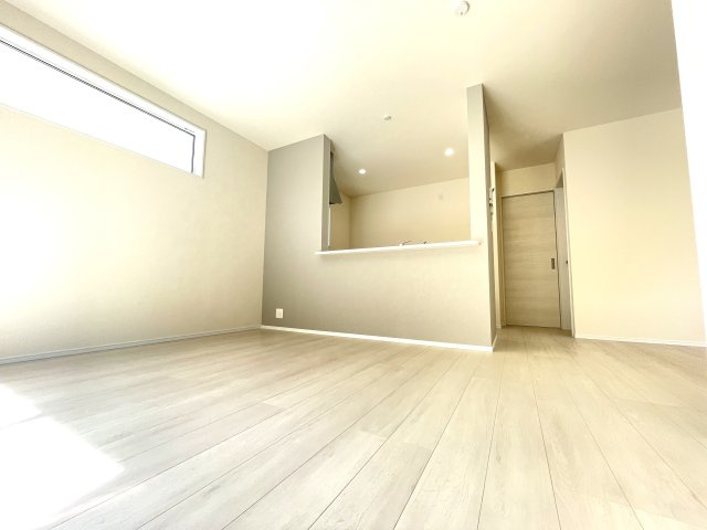新築飯倉戸建ての居間・リビング|家具を配置しやすいリビング。
リビングは1番長く居るお部屋だから、使いやすいことが何より大切☆
