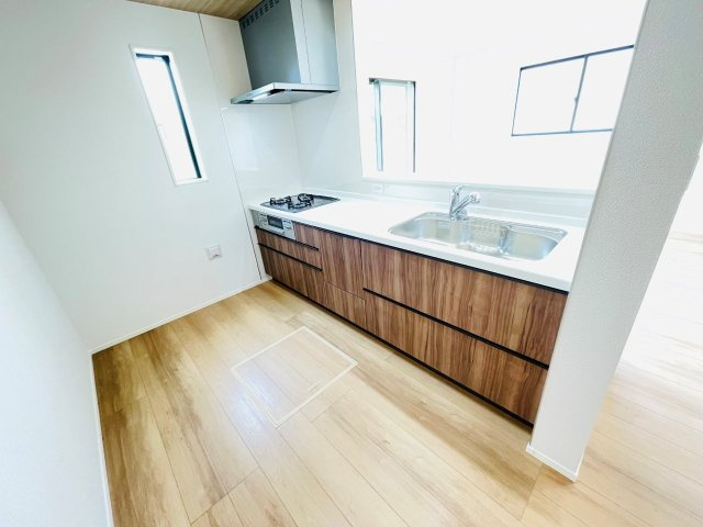 幸田町深溝　新築分譲住宅　全2棟　2号棟のキッチン|広いシステムキッチンでお子様と一緒にお料理もできます。