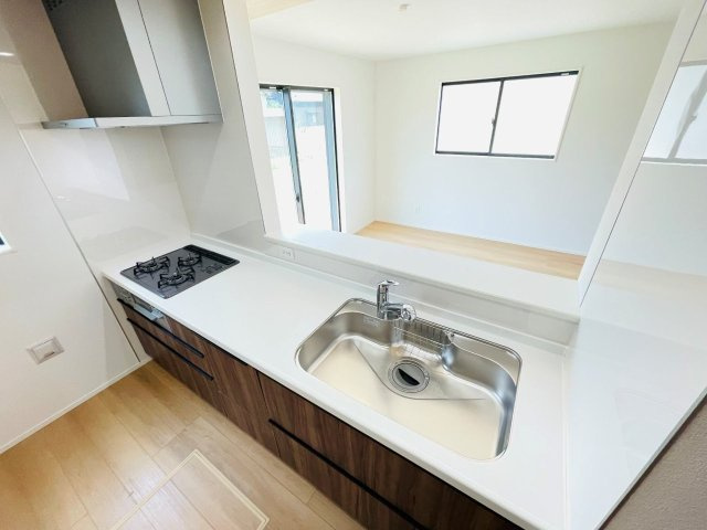 幸田町深溝　新築分譲住宅　全2棟　2号棟のキッチン|浄水器一体型水栓です。