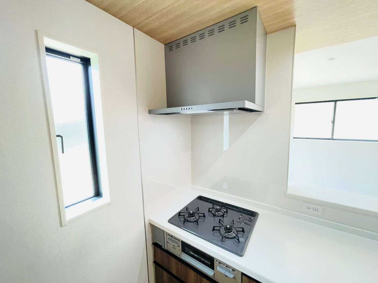 幸田町深溝　新築分譲住宅　全2棟　2号棟のキッチン|便利な3口コンロ。