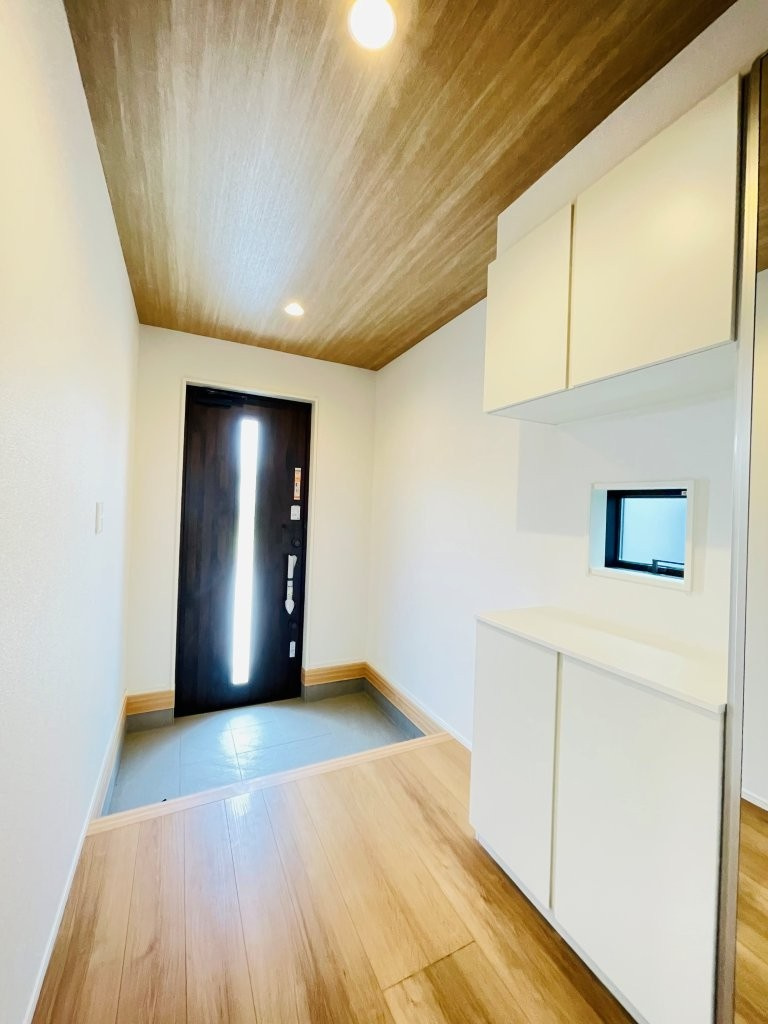 幸田町深溝　新築分譲住宅　全2棟　2号棟の玄関|大容量のシューズボックス付きで玄関が靴で散らかりません。