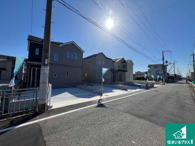 明石市二見町東二見　新築一戸建ての前面道路含む現地写真|周辺は閑静な住宅街！前面道路広々で車の出し入れも便利です。駐車が苦手な方でも安心して車庫入れできます！